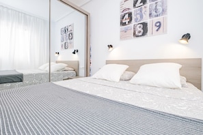 2 slaapkamers, een strijkplank/strijkijzer, gratis wifi, beddengoed