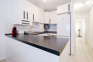 Een koelkast, een microgolfoven, een oven, een kookplaat