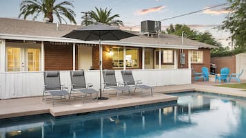 Una piscina al aire libre, una piscina climatizada