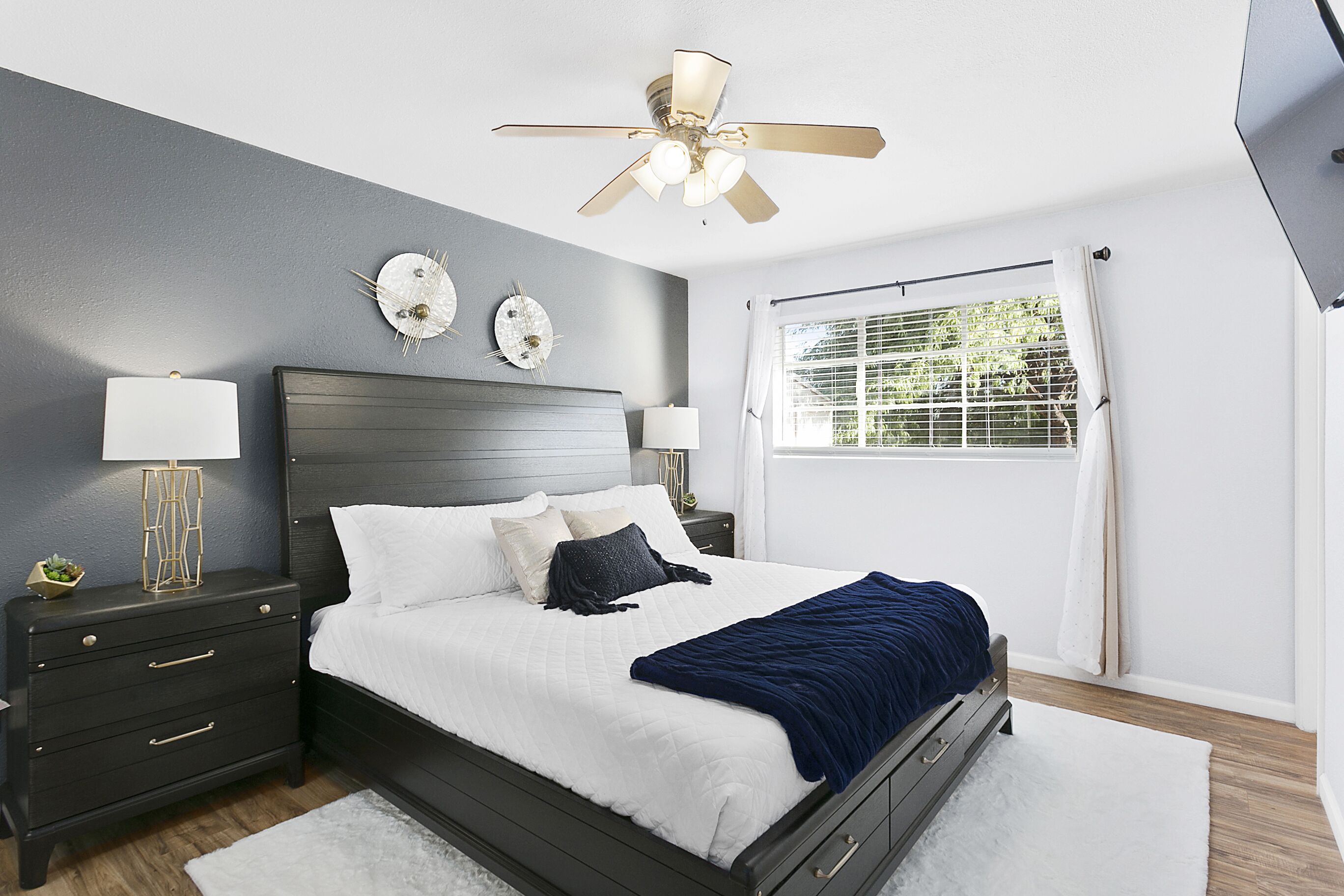 3 makuuhuonetta, työpöytä, silitysrauta/-lauta, vauvan matkasänky