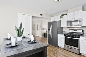 Frigorifero, microonde, forno, piano cottura