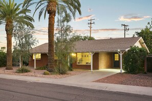 Exterior - ON SALE! 3bd 2bth with Heated Pool! (Scottsdale)