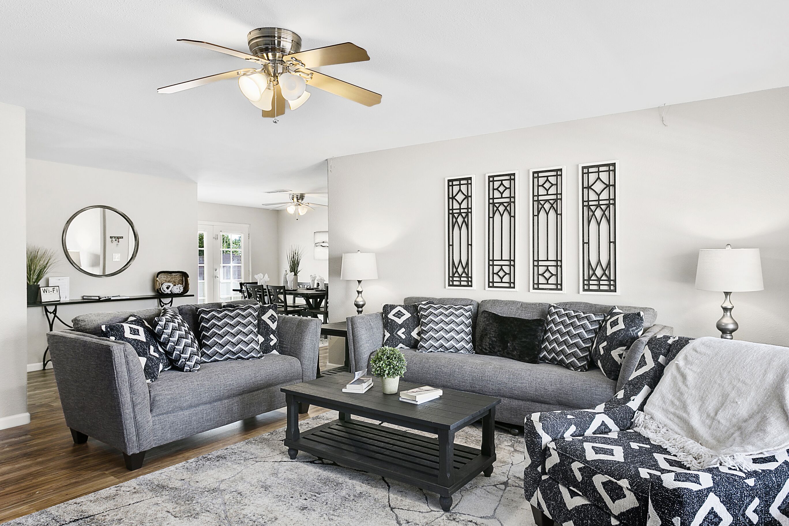 Smart TV, lettore DVD, libri, videoteca