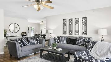 Smart TV, lettore DVD, libri, videoteca