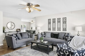 Smart TV, lettore DVD, libri, videoteca