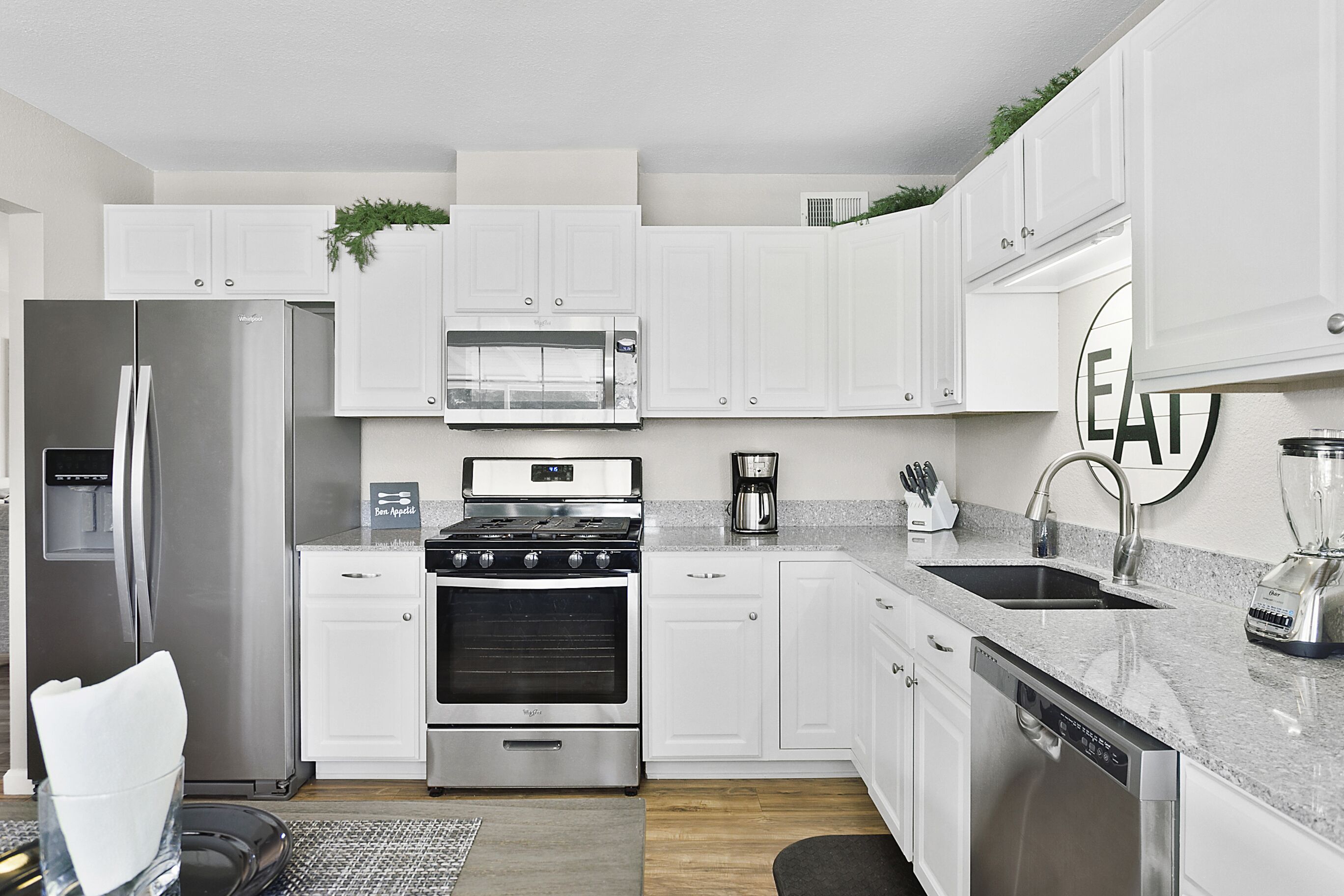 Jääkaappi, mikroaaltouuni, uuni, liesi