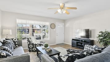 Una Smart TV, un reproductor de DVD, libros, una videoteca