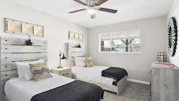 3 dormitorios, escritorio, tabla de planchar con plancha y cuna de viaje