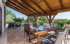 Outdoor dining - Nice home in Cista Velika with WiFi (Cista Velika)