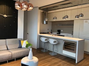 Apartamento panorámico | Zona de estar | Una televisión LCD