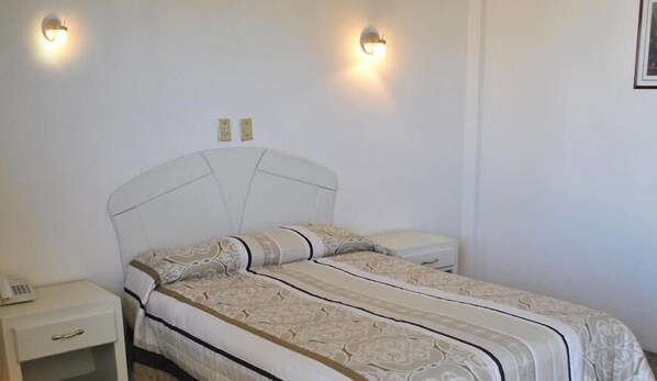 2 habitaciones, escritorio, tabla de planchar con plancha y wifi gratis 