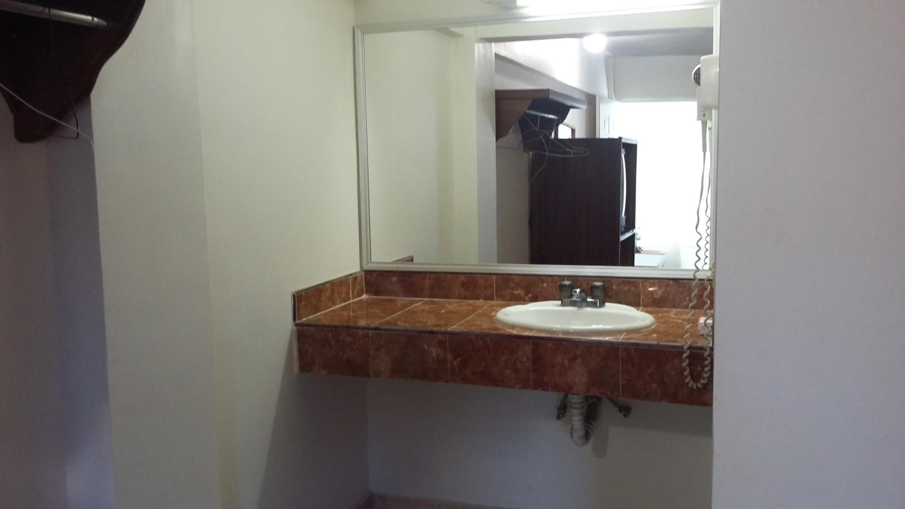 shower, rainfall showerhead, free toiletries, towels