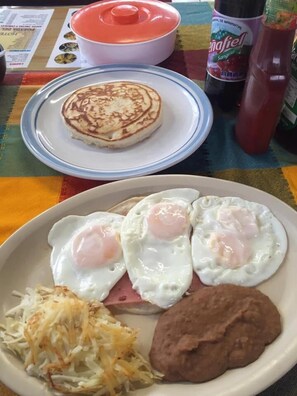 Se sirven desayunos, comidas y cocina local 