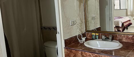 Traditional Double Room | Bathroom | Shower, rainfall showerhead, free toiletries, towels