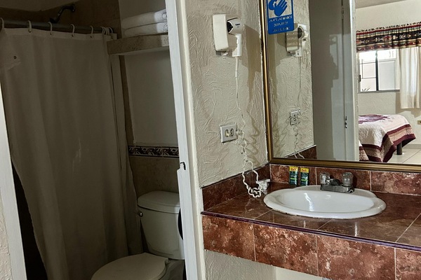 Traditional Double Room | Bathroom | Shower, rainfall showerhead, free toiletries, towels
