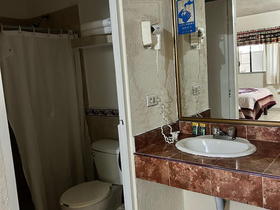 Traditional Double Room | Bathroom | Shower, rainfall showerhead, free toiletries, towels