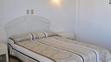 2 dormitorios, escritorio, tabla de planchar con plancha y wifi gratis