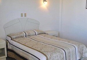 2 bedrooms, desk, iron/ironing board, free WiFi - Hotel Posada del Yaqui (Cajeme)