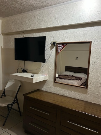 2 habitaciones, escritorio, tabla de planchar con plancha y wifi gratis