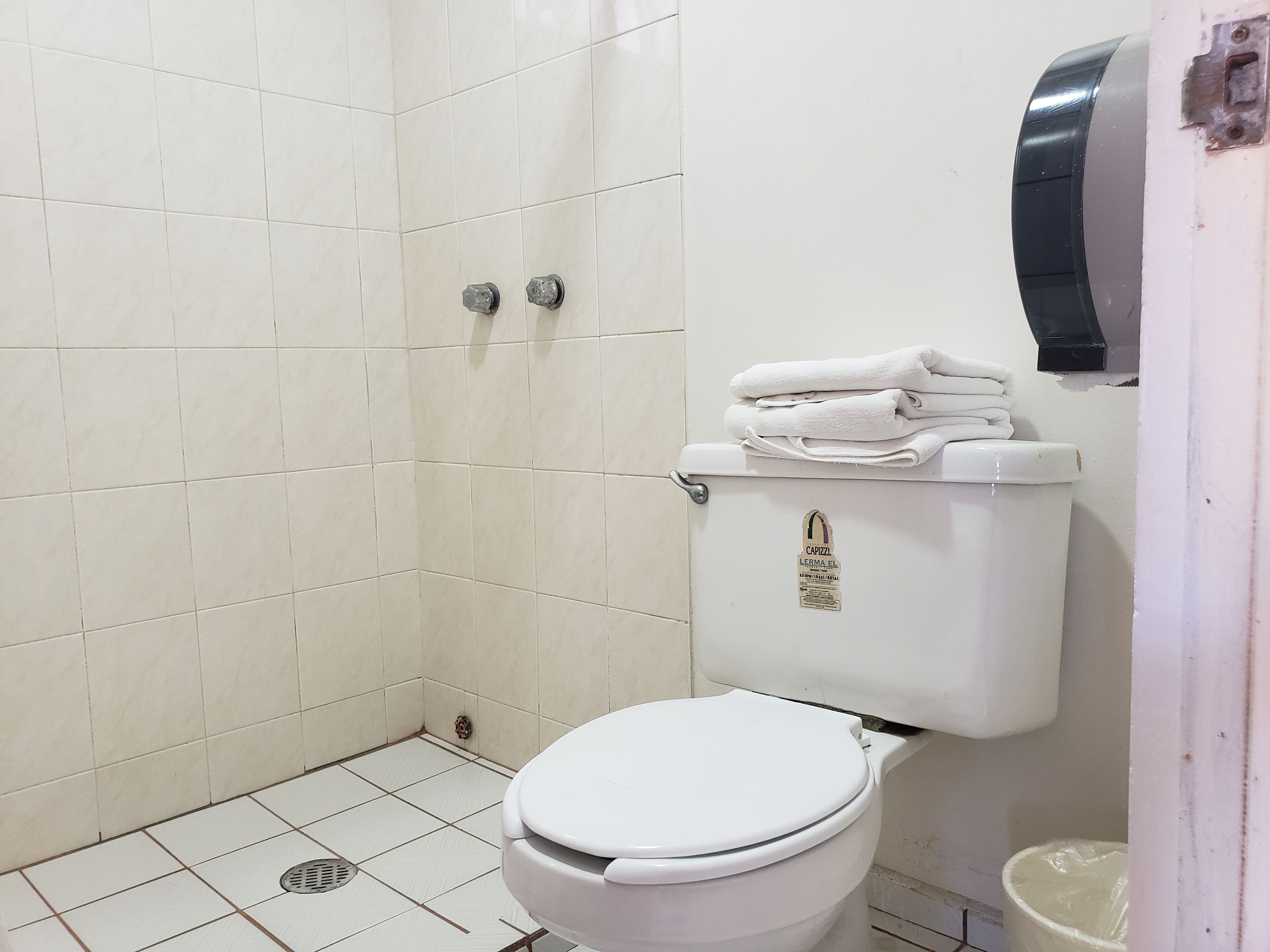 shower, rainfall showerhead, free toiletries, towels