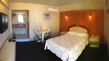 2 quartos, escrivaninha, ferros/tábuas de passar roupa