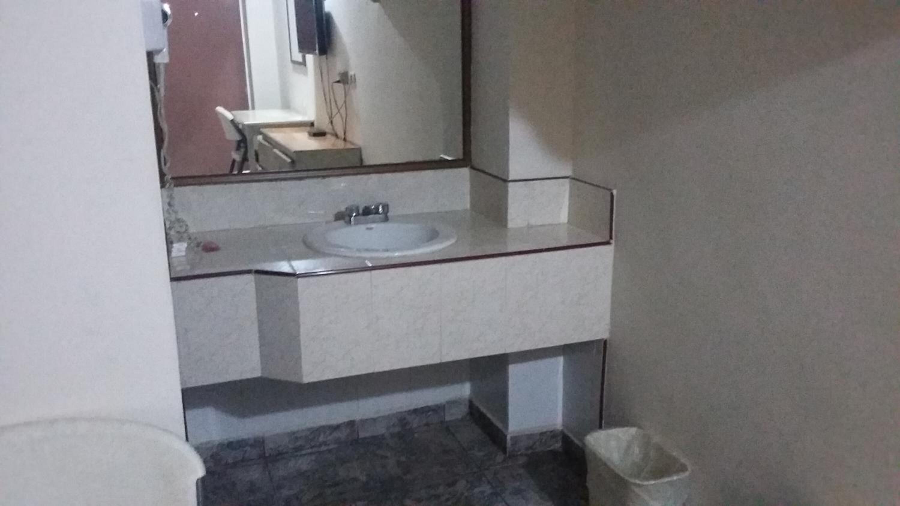 shower, rainfall showerhead, free toiletries, towels