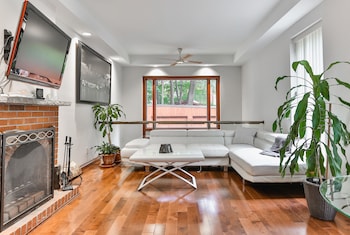 Stunning Victorian House in the Annex