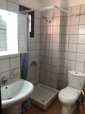 A bathroom with a shower, toilet, and sink. - Oros Villas (Mylopotamos)