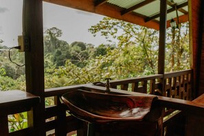 Casa familiar, 2 habitaciones, vista al jardín | Área de sala de estar | Televisión de pantalla plana, Netflix y servicios de streaming