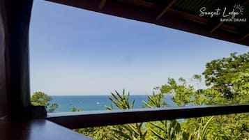 Cabaña, 1 habitación, balcón, vista parcial al mar | Área de sala de estar | Televisión de pantalla plana, Netflix y servicios de streaming