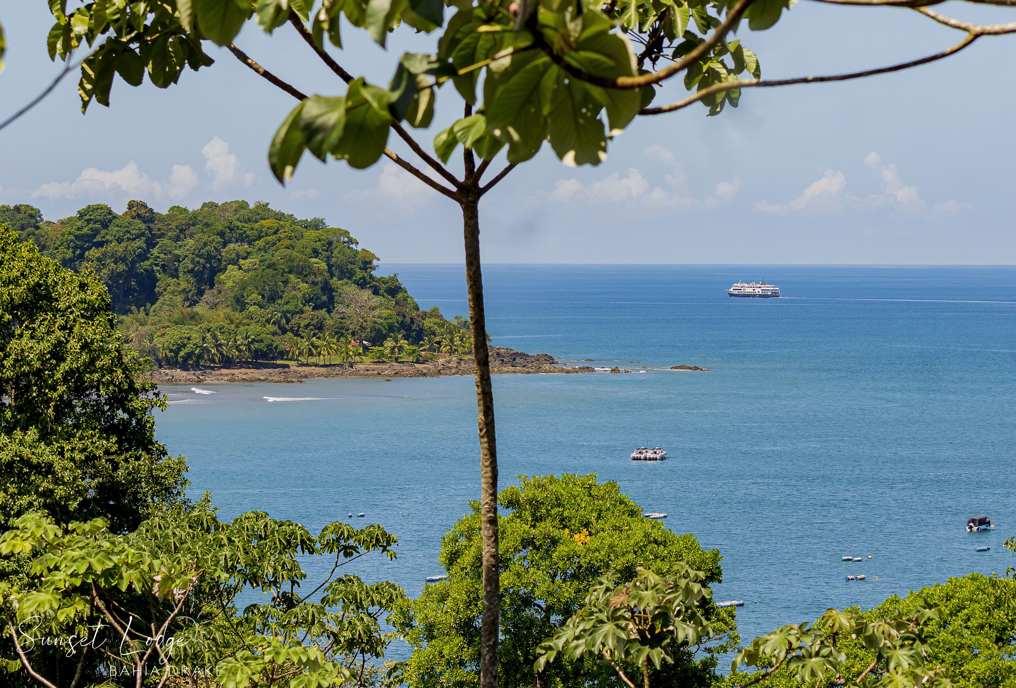 Quarto triplo standard, sacada, vista parcial para o mar | Terraço/pátio