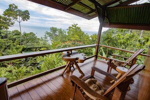 标准三人房, 阳台, 部分海景 | 起居区 | 40-英寸纯平电视（配备数码频道）、Netflix、流媒体服务