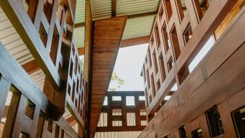 Familiehus, 2 soverom, hageutsikt | Oppholdsområde | En 40-tommers Flatskjerm-TV med digitale kanaler samt Netflix