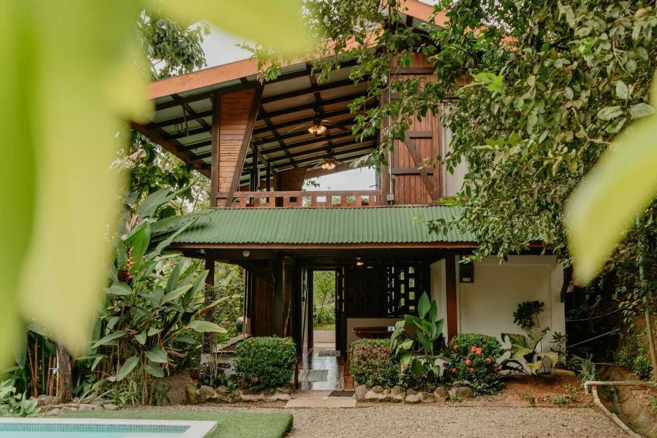 Vista frontal de la propiedad