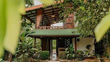 Vista frontal de la propiedad