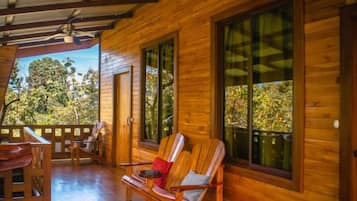 Casa familiar, 2 habitaciones, vista al jardín | Área de sala de estar | Televisión de pantalla plana, Netflix y servicios de streaming