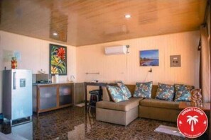 Estudio Confort, 1 cama King size, vista al océano | Área de sala de estar