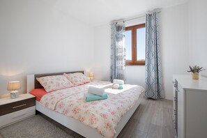 3 chambres, fer et planche à repasser, lit de bébé portatif