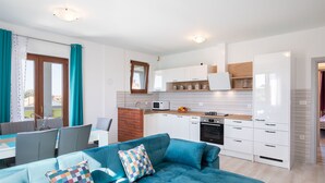 A modern apartment with a living room, kitchen, and dining area. - Kaylie Apartment, 3 bedroom place in Pula, Croatia (Pula)