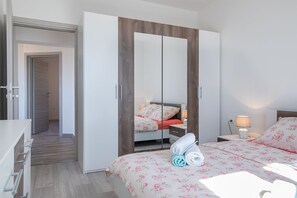 3 bedrooms, iron/ironing board, travel crib, free WiFi - Kaylie Apartment, 3 bedroom place in Pula, Croatia (Pula)