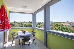 Outdoor dining - Kaylie Apartment, 3 bedroom place in Pula, Croatia (Pula)