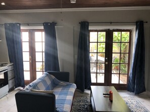 Apartamento Confort | Zona de estar | Una televisión