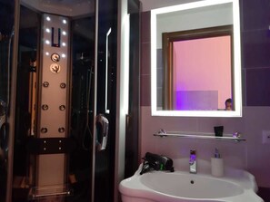 Phòng đôi Deluxe, bồn tắm thủy lực | Phòng tắm | Buồng tắm vòi sen, khăn tắm 