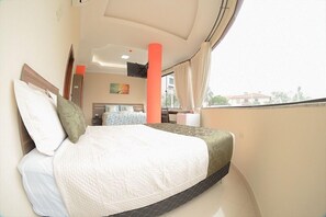 Deluxe Double Room | Minibar, desk, blackout drapes, soundproofing - Hotel del Parque (Ciudad Del Este)