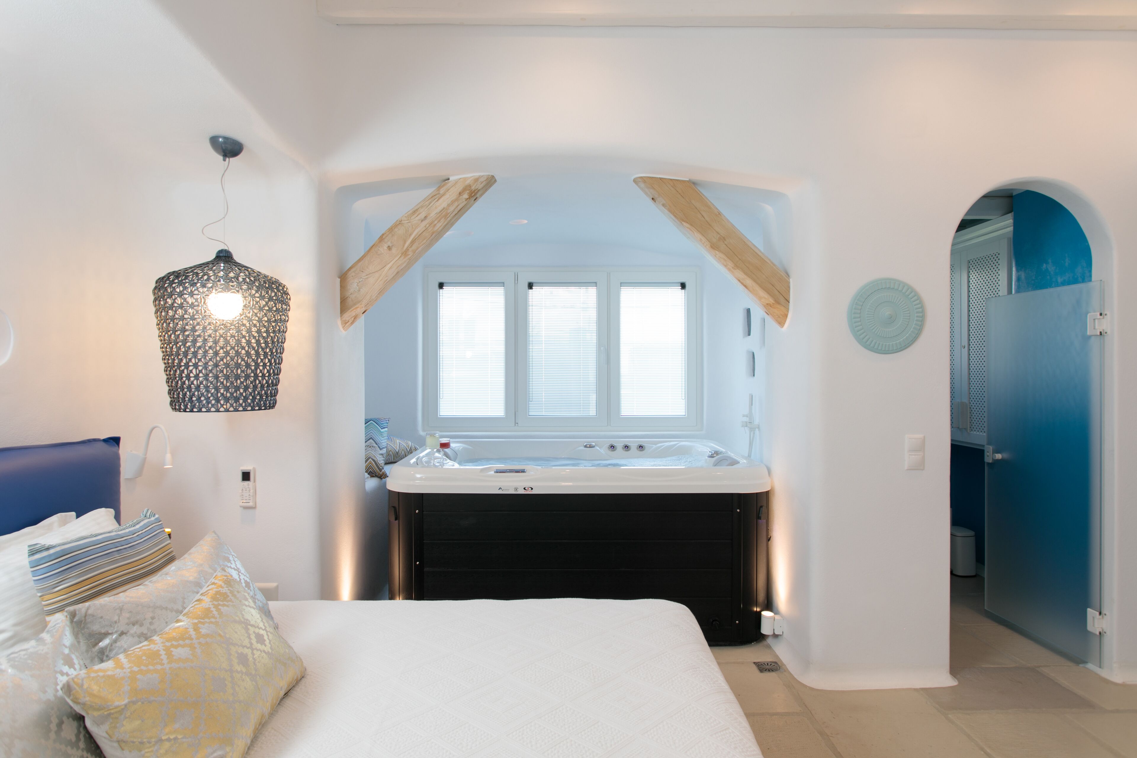 Superior Suite with Spa | 욕실 | 분사식 욕조, 수중안마 샤워기, 고급 세면용품, 헤어드라이어