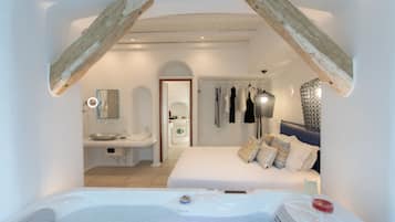 Superior Suite with Spa | Coin séjour | TV connectée