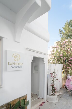 Exterior - Euphoria Downtown (Naxos)