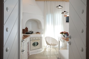 Superior Suite with Spa | Cocina privada | Refrigerador, cafetera y tetera y tetera eléctrica 