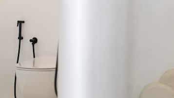 Deluxe suite, hot tub | Badkamer | Een bubbelbad, een hydromassagedouche, designer toiletartikelen