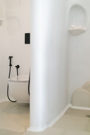 Suite Deluxe, bain à remous | Salle de bain | Baignoire à jets, douche hydromassante, articles de toilette de luxe